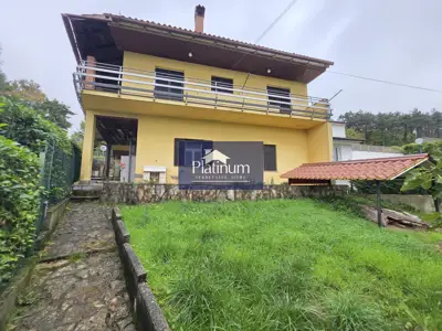 Dvojna kuća 130 m², Pazin - dva stana i dvorište