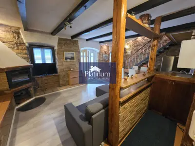 Dvojna kuća 130 m², Pazin - dva stana i dvorište - 6