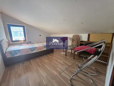 Dvojna kuća 130 m², Pazin - dva stana i dvorište - 19