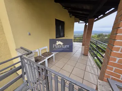 Dvojna kuća 130 m², Pazin - dva stana i dvorište - 4
