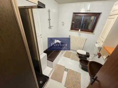 Dvojna kuća 130 m², Pazin - dva stana i dvorište - 10