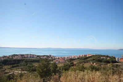 Građevinsko zemljište 1.902 m², Podstrana - pogled na more