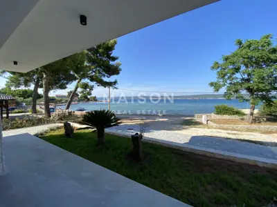 House 188 m², Neviđane - first row to the sea - 8