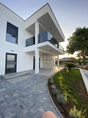 House 188 m², Neviđane - first row to the sea - 6