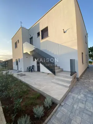 House 188 m², Neviđane - first row to the sea - 14