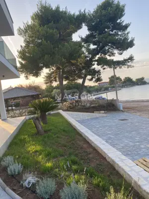 House 188 m², Neviđane - first row to the sea - 12