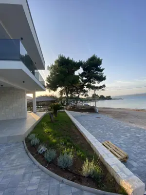 House 188 m², Neviđane - first row to the sea - 10