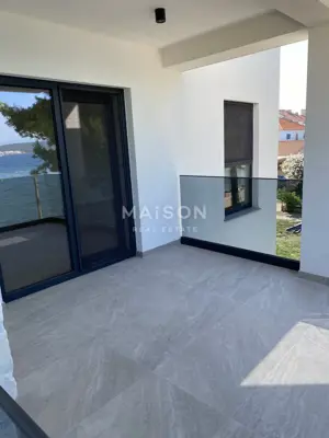 House 188 m², Neviđane - first row to the sea - 13