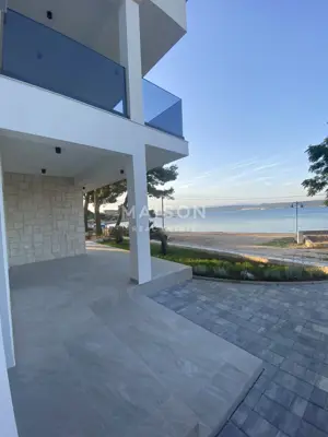 House 188 m², Neviđane - first row to the sea - 4