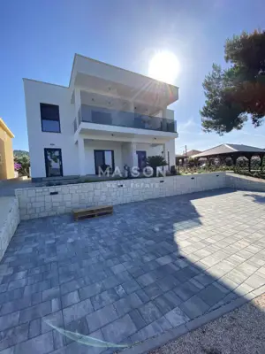 House 188 m², Neviđane - first row to the sea - 3