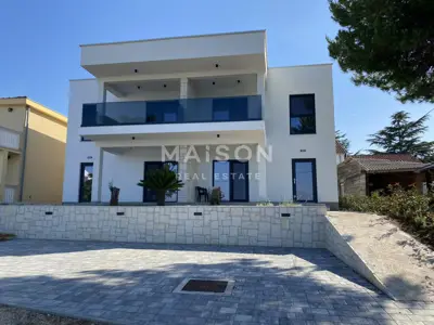 House 188 m², Neviđane - first row to the sea