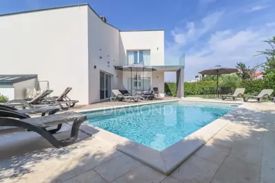 Haus zum Kauf in Banjole, 300 m²