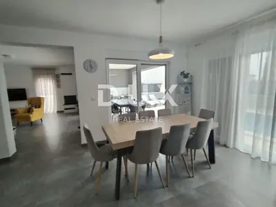 Haus 172 m², Pula, Centar - Pool, Terrasse und Parkplatz - 8