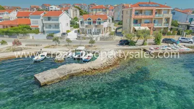 Kuća uz more kod Šibenika, 1. red do mora i pogled na otok