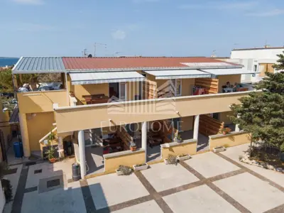 Kuća s 8 apartmana, Gajac, blizu plaže Zrće - 2