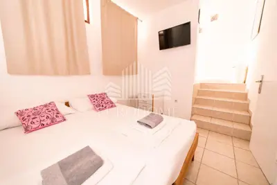 Kuća s 8 apartmana, Gajac, blizu plaže Zrće - 6