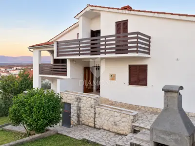 Kuća 197 m², Njivice na Krku - blizu mora i plaža