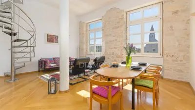 Apartment 88 m², Svetvinčenat - view of the square and castle - 2