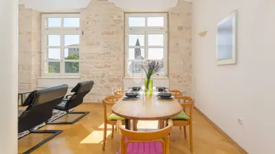 Apartment 88 m², Svetvinčenat - view of the square and castle - 3