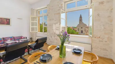 Apartment 88 m², Svetvinčenat - view of the square and castle