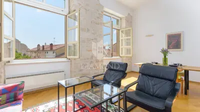 Apartment 88 m², Svetvinčenat - view of the square and castle - 8