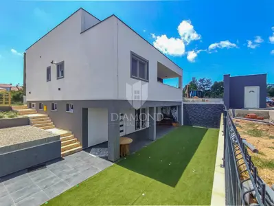 Kuća 220 m², Vodnjan - moderno uređena i namještena