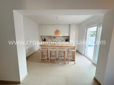 Kuća 267 m², Podstrana uz more, privatni put do plaže
