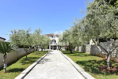 Haus 290 m² in Umag, erste Reihe zum Meer