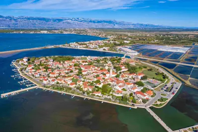 Građevinsko zemljište 2 086 m², Nin, blizu mora i centra