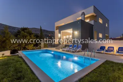 Villa 400 m², Omiš - Pool und natürliche Umgebung