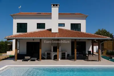Umag, Samostojeća kuća s bazenom