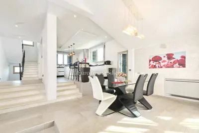 Kuća 380 m², Umag - bazen i miran dio grada - 2