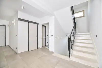 Kuća 380 m², Umag - bazen i miran dio grada - 8