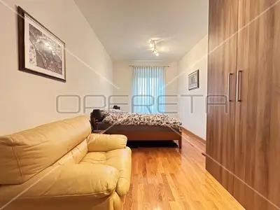 Stan 77 m², Donji grad - 3-soban, adaptiran - 8