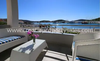 Haus 475 m², Rogoznica, erste Reihe zum Meer