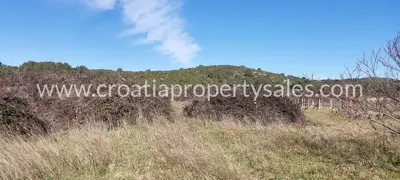 Agricultural land, Vis Island, southern side and access road - 4