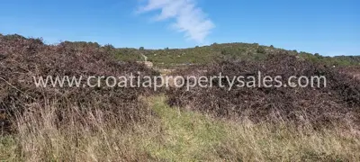 Agricultural land, Vis Island, southern side and access road - 5