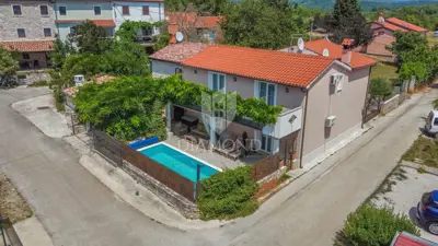 Buje, Umgebung, Haus mit zwei Wohneinheiten und Pool