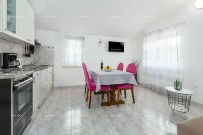 Na prodaju kuća s apartmanima u Štinjanu. - 14
