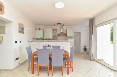 Na prodaju kuća s apartmanima u Štinjanu. - 7