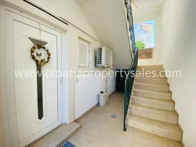 Apartment on Brač, near the sea and the beach, quiet green location - 14