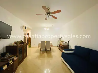 Apartment on Brač, near the sea and the beach, quiet green location - 9