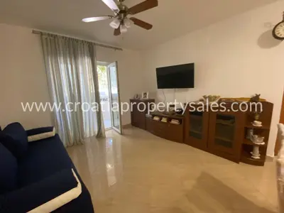 Apartment on Brač, near the sea and the beach, quiet green location - 8