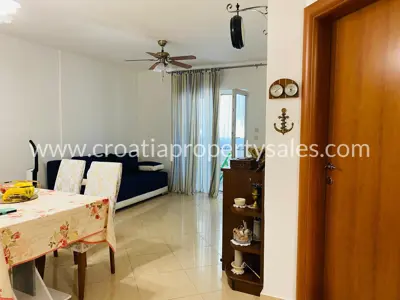 Apartment on Brač, near the sea and the beach, quiet green location - 10