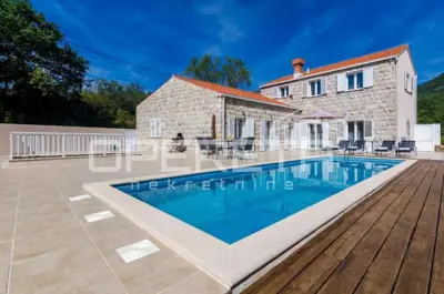 Kuća 196 m², Vitaljina - mirna lokacija i bazen