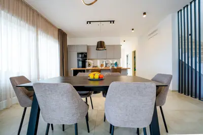 Villa 360 m², Kaštelir - Panoramablick auf das Meer und Pool - 11