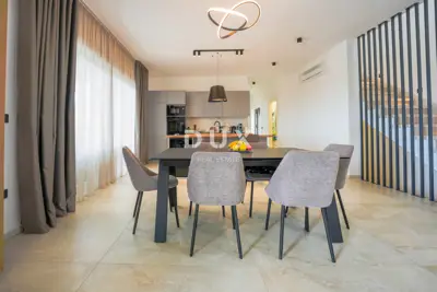 Villa 360 m², Kaštelir - Panoramablick auf das Meer und Pool - 15