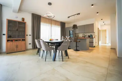 Villa 360 m², Kaštelir - Panoramablick auf das Meer und Pool - 14
