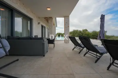 Villa 360 m², Kaštelir - Panoramablick auf das Meer und Pool - 9