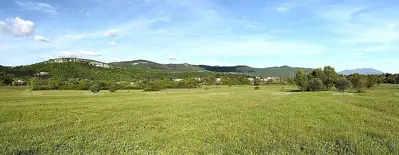 Građevinsko zemljište 2 827 m², Ročko Polje, uz državnu cestu